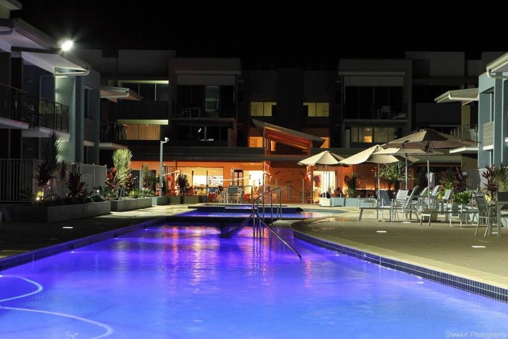 Ramada By Wyndham Hervey Bay Bagian luar foto The pool at the hotel