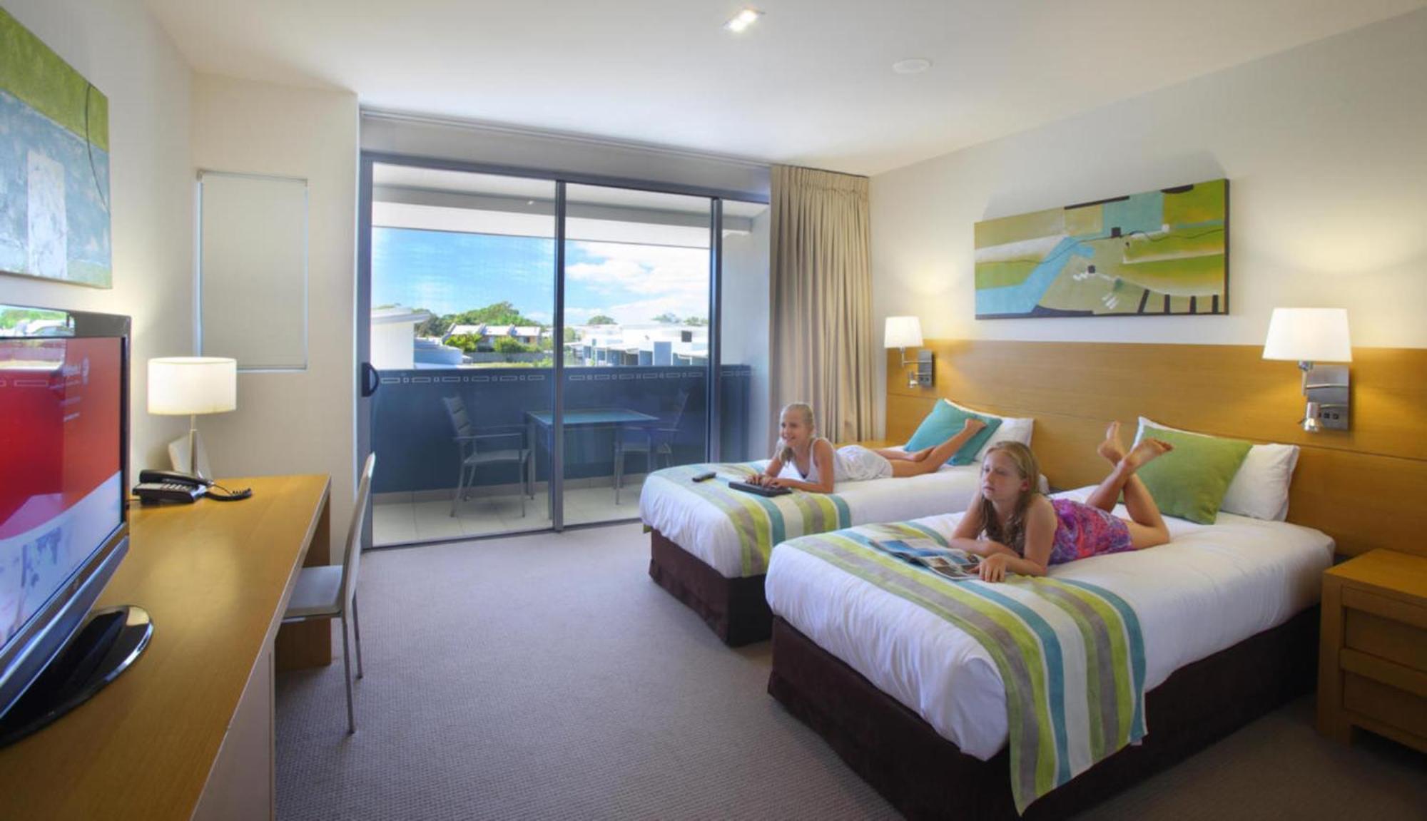 Ramada By Wyndham Hervey Bay Bagian luar foto A typical hotel room