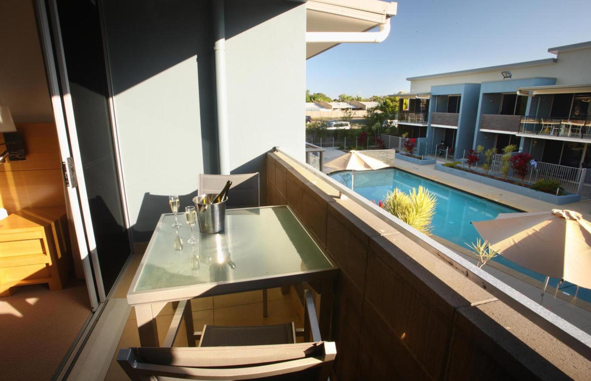 Ramada By Wyndham Hervey Bay Bagian luar foto A balcony