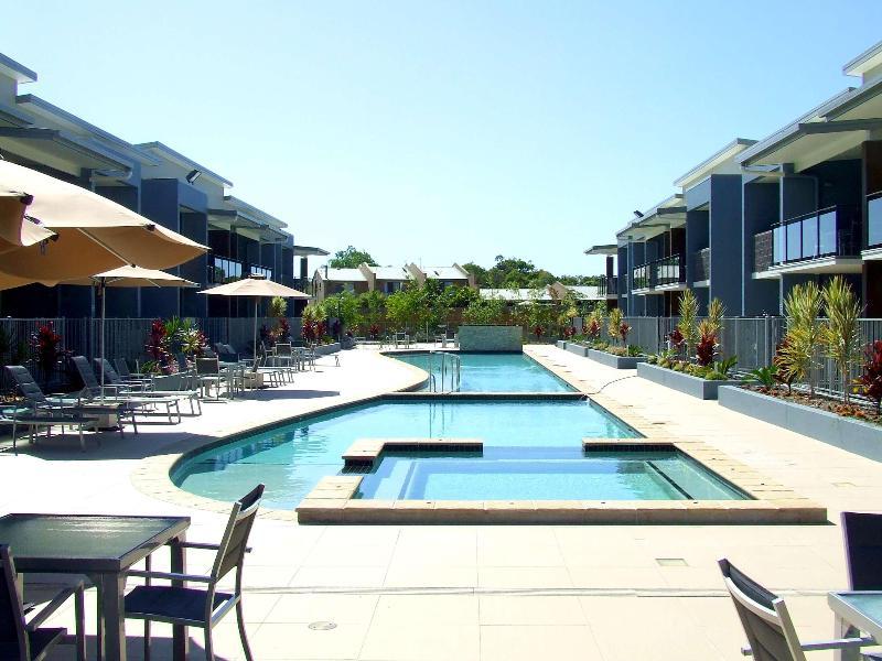 Ramada By Wyndham Hervey Bay Bagian luar foto The pool at the Mantra on Saltwater Island