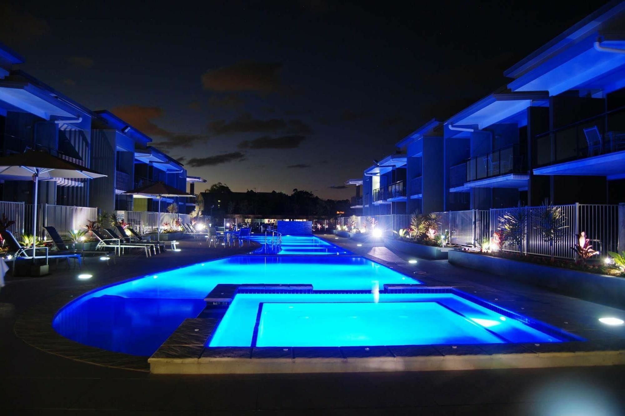 Ramada By Wyndham Hervey Bay Bagian luar foto The pool at the Blue Sky Inn
