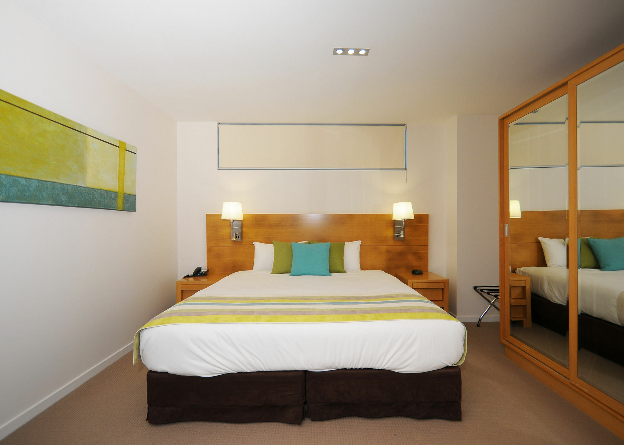 Ramada By Wyndham Hervey Bay Bagian luar foto A bedroom at the hotel